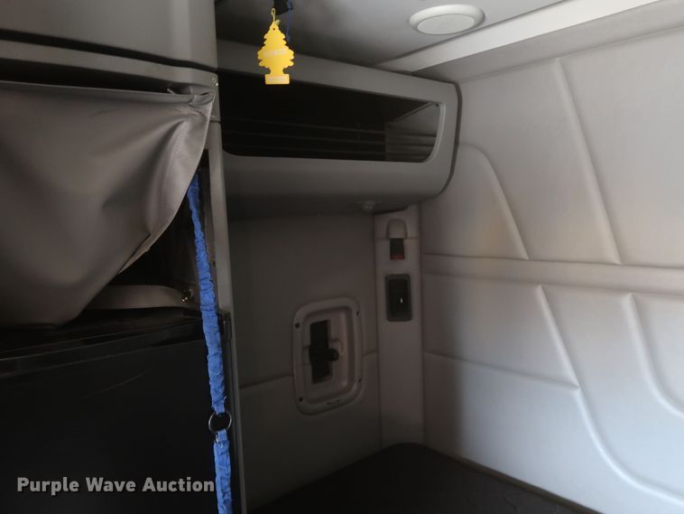 image for item KR9811 2015 Peterbilt 579  semi truck