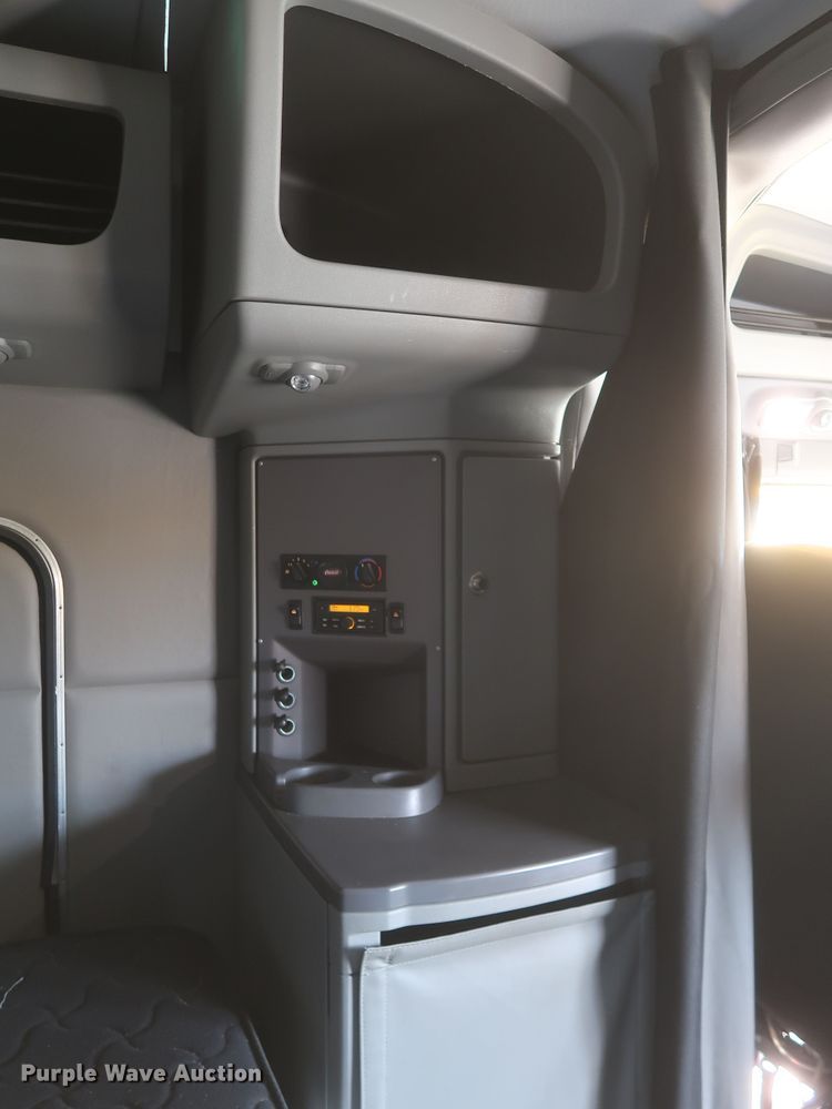 image for item KR9811 2015 Peterbilt 579  semi truck