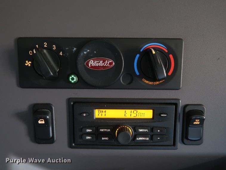 image for item KR9811 2015 Peterbilt 579  semi truck