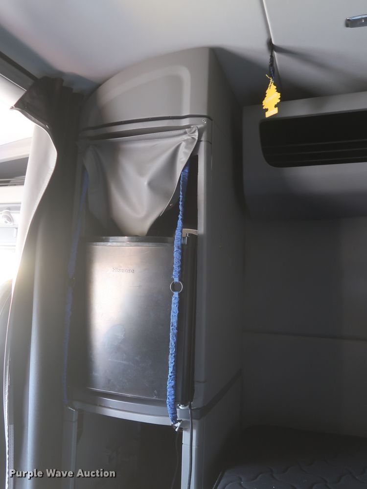 image for item KR9811 2015 Peterbilt 579  semi truck