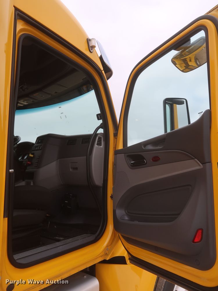 image for item KR9811 2015 Peterbilt 579  semi truck