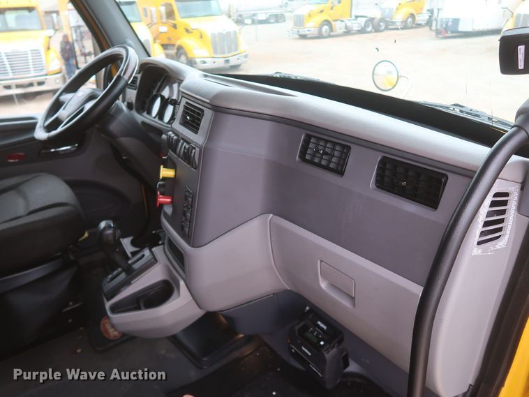 image for item KR9811 2015 Peterbilt 579  semi truck