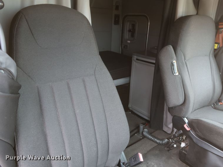 image for item KR9811 2015 Peterbilt 579  semi truck