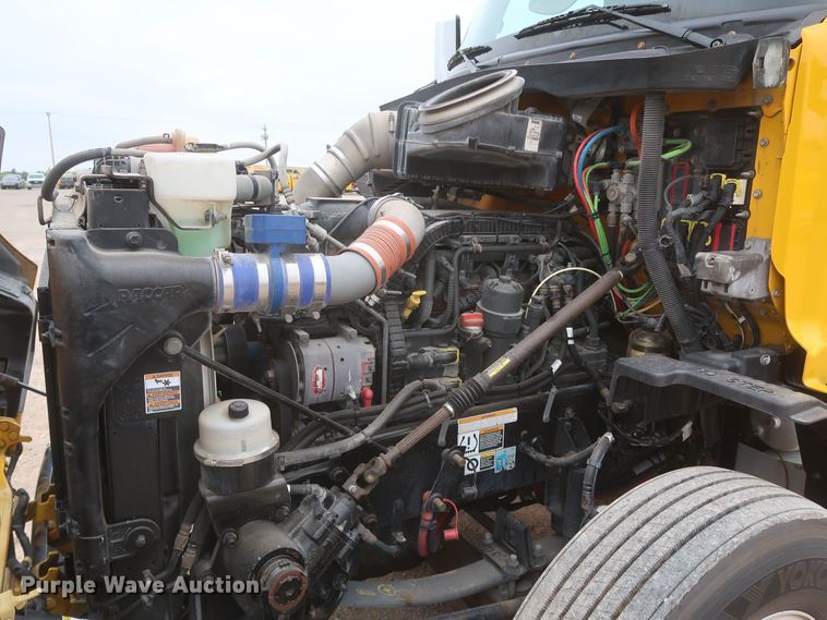 image for item KR9811 2015 Peterbilt 579  semi truck