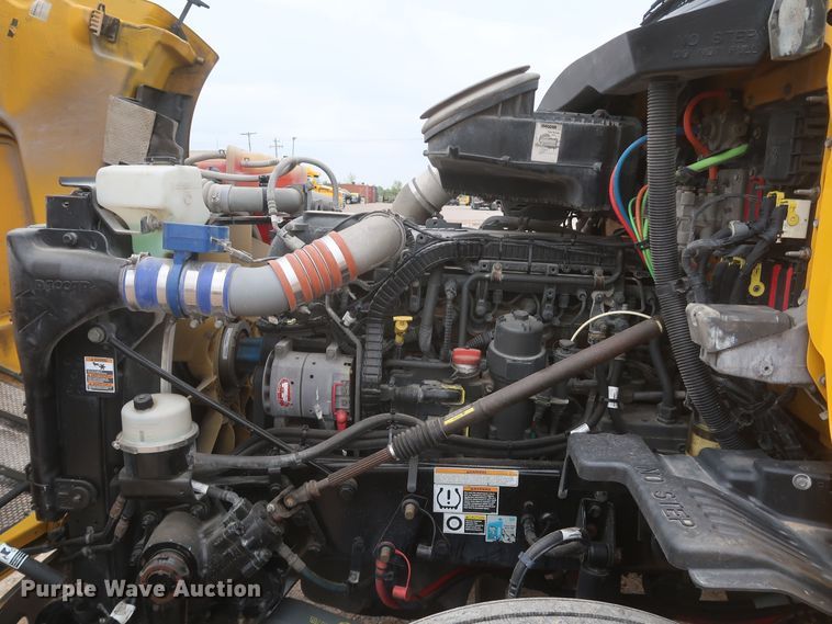 image for item KR9811 2015 Peterbilt 579  semi truck