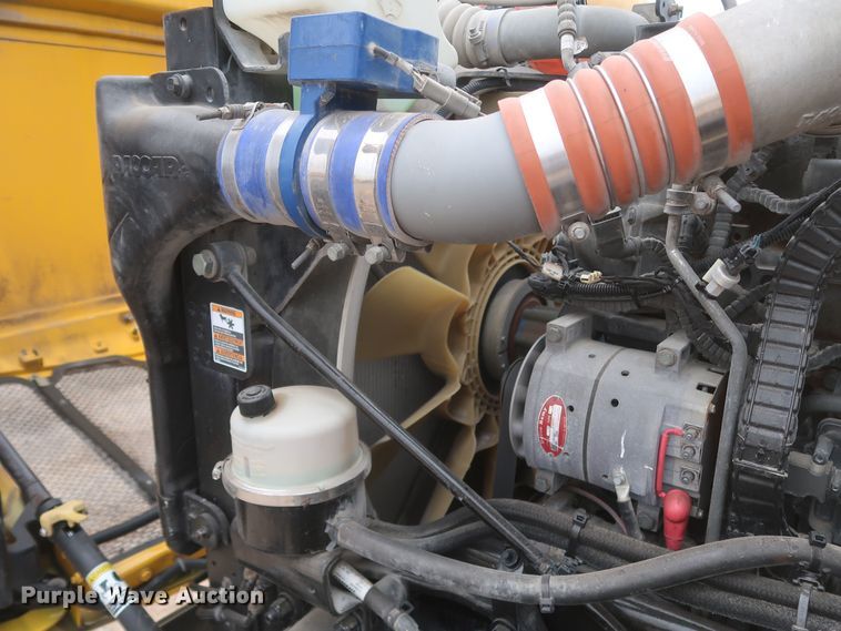 image for item KR9811 2015 Peterbilt 579  semi truck