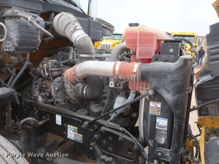 image for item KR9811 2015 Peterbilt 579  semi truck