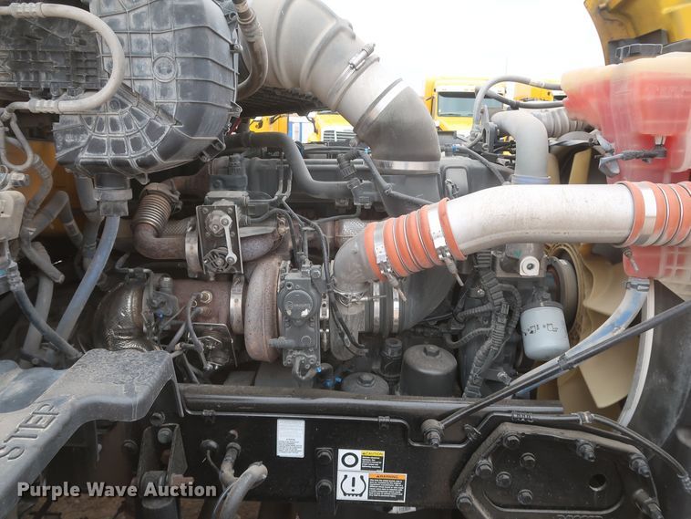 image for item KR9811 2015 Peterbilt 579  semi truck