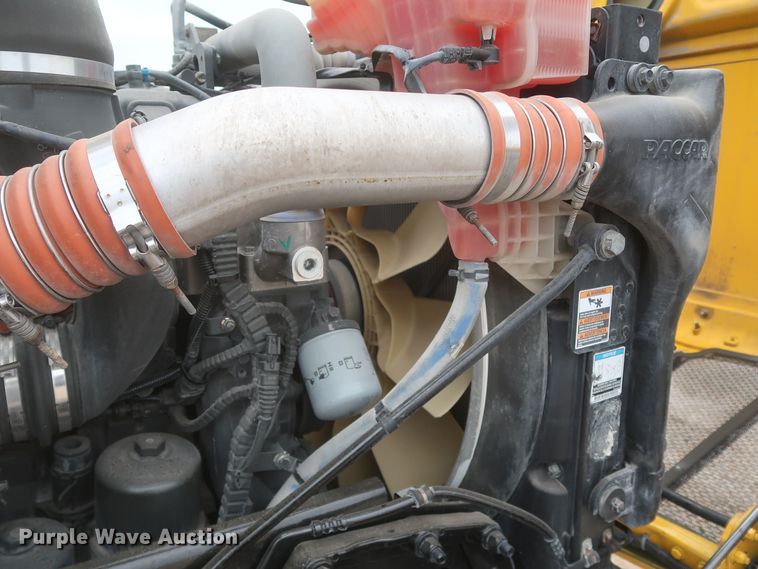 image for item KR9811 2015 Peterbilt 579  semi truck