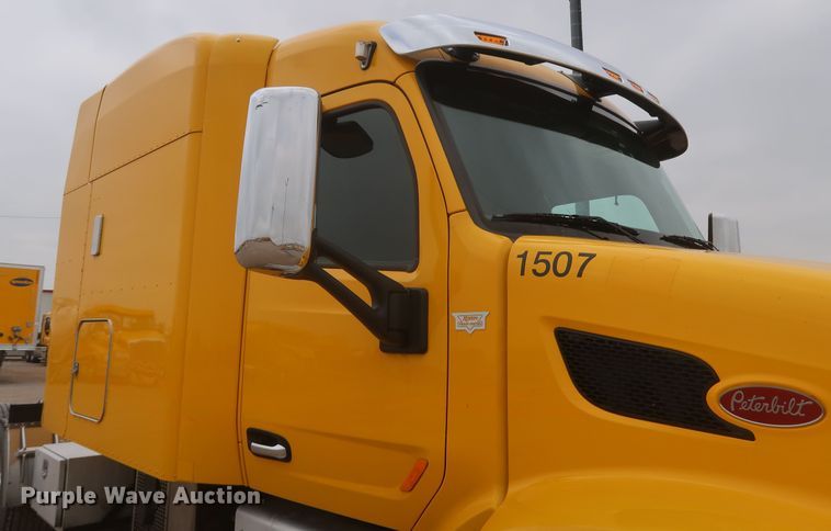 image for item KR9811 2015 Peterbilt 579  semi truck