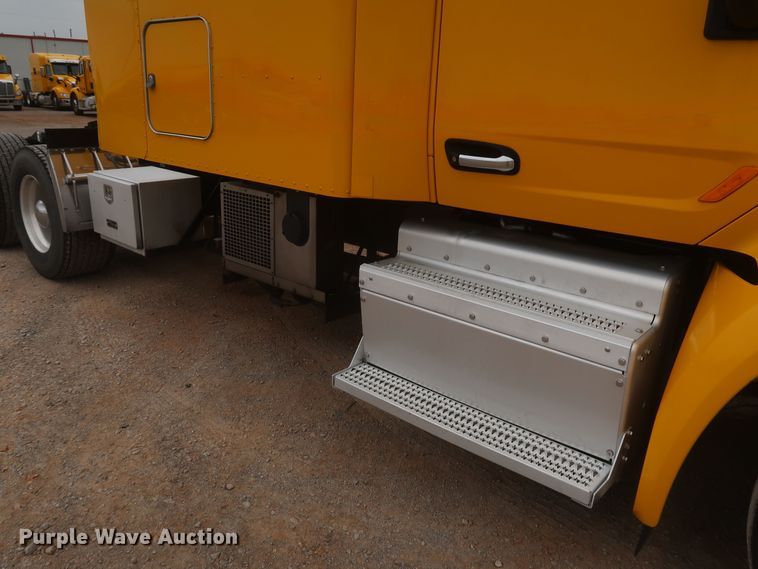 image for item KR9811 2015 Peterbilt 579  semi truck