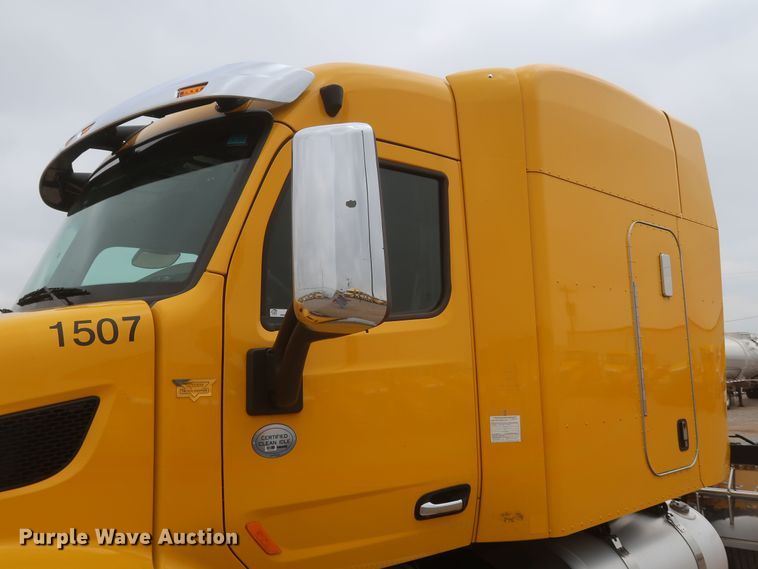 image for item KR9811 2015 Peterbilt 579  semi truck
