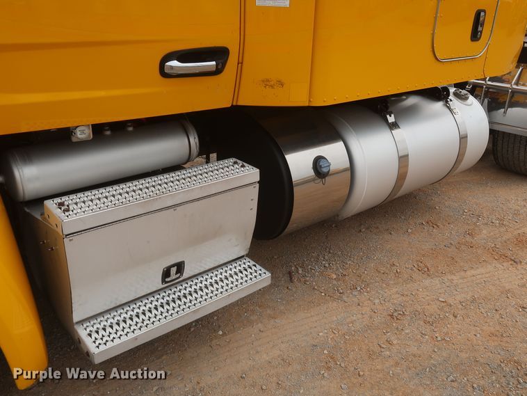 image for item KR9811 2015 Peterbilt 579  semi truck