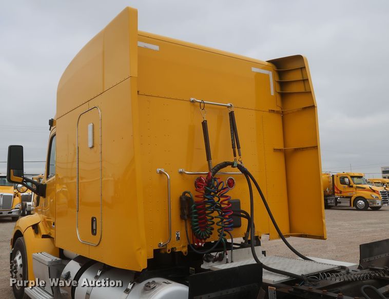 image for item KR9811 2015 Peterbilt 579  semi truck