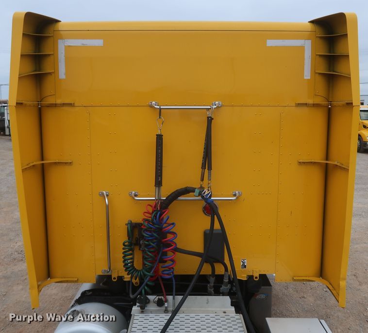 image for item KR9811 2015 Peterbilt 579  semi truck