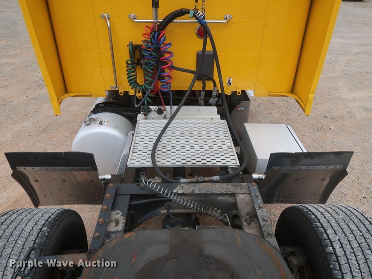 image for item KR9811 2015 Peterbilt 579  semi truck