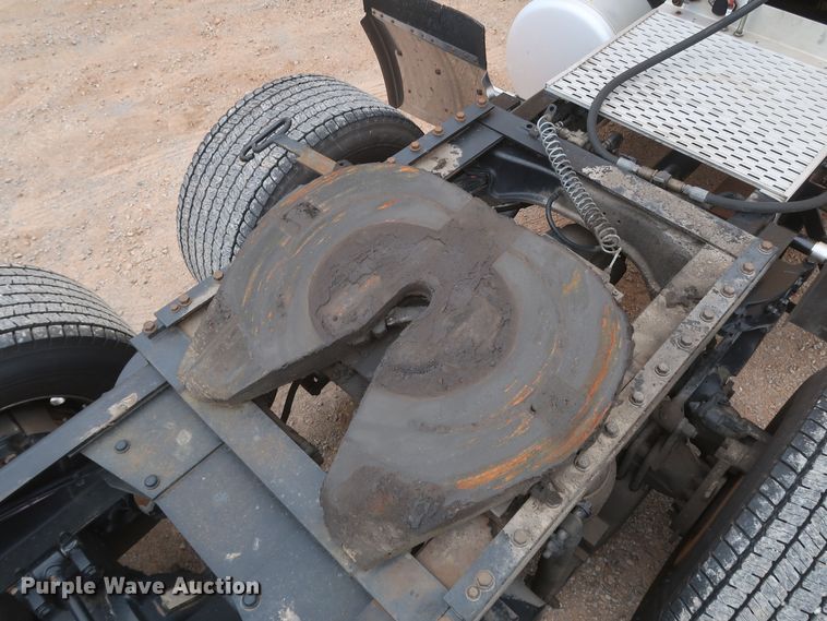 image for item KR9811 2015 Peterbilt 579  semi truck