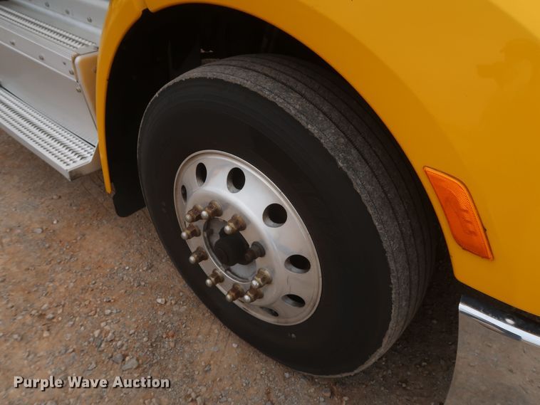 image for item KR9811 2015 Peterbilt 579  semi truck