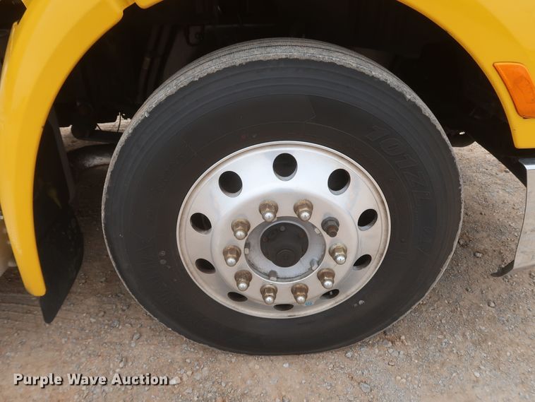 image for item KR9811 2015 Peterbilt 579  semi truck