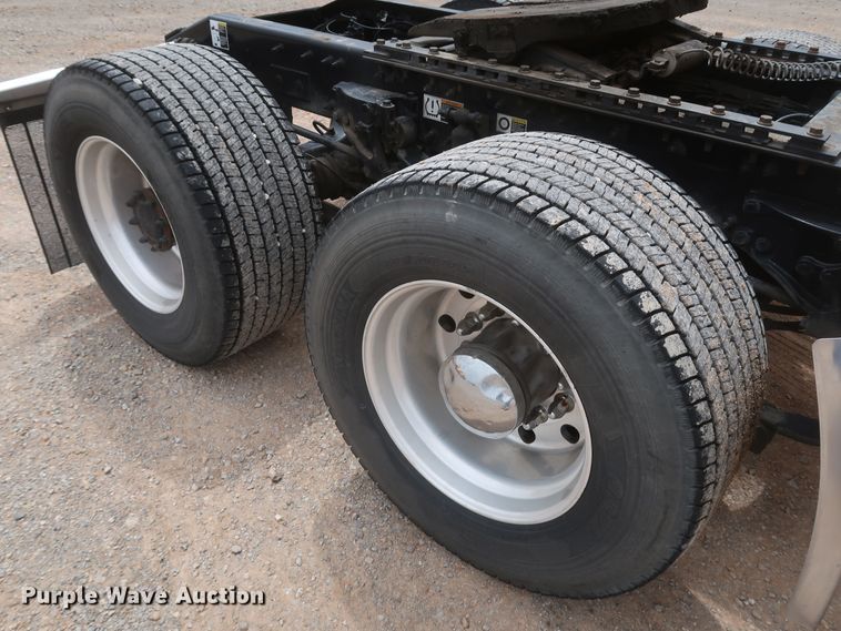 image for item KR9811 2015 Peterbilt 579  semi truck