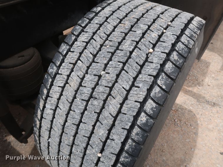 image for item KR9811 2015 Peterbilt 579  semi truck