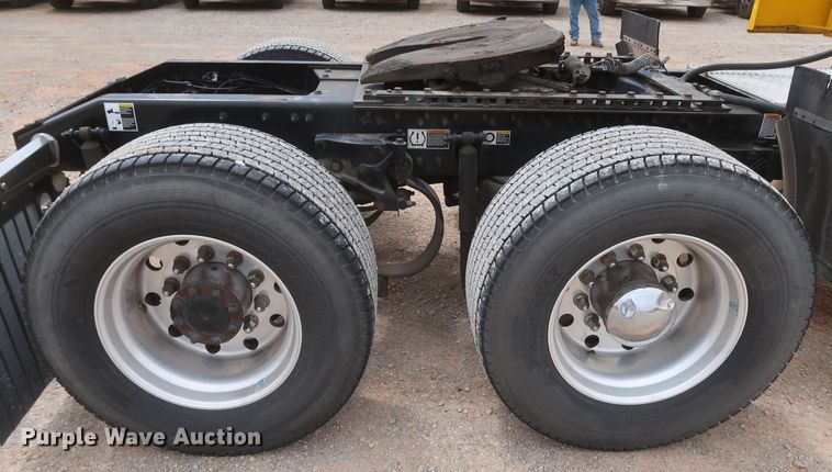 image for item KR9811 2015 Peterbilt 579  semi truck