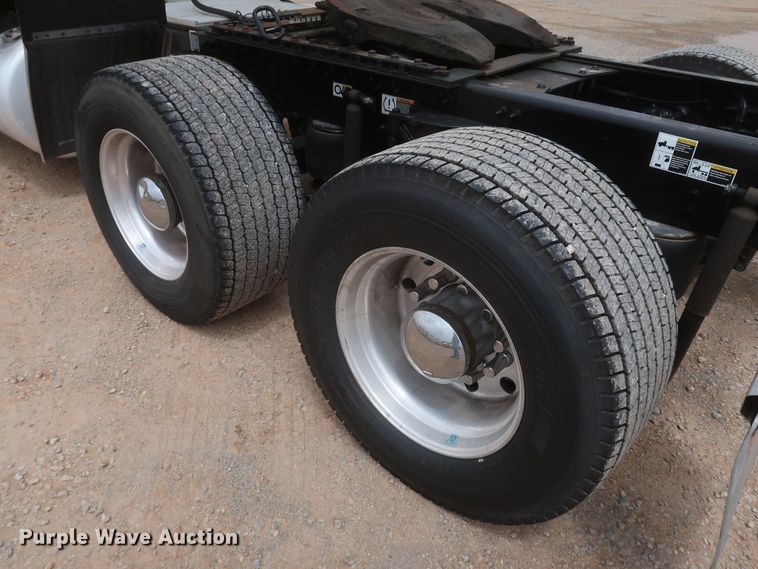image for item KR9811 2015 Peterbilt 579  semi truck