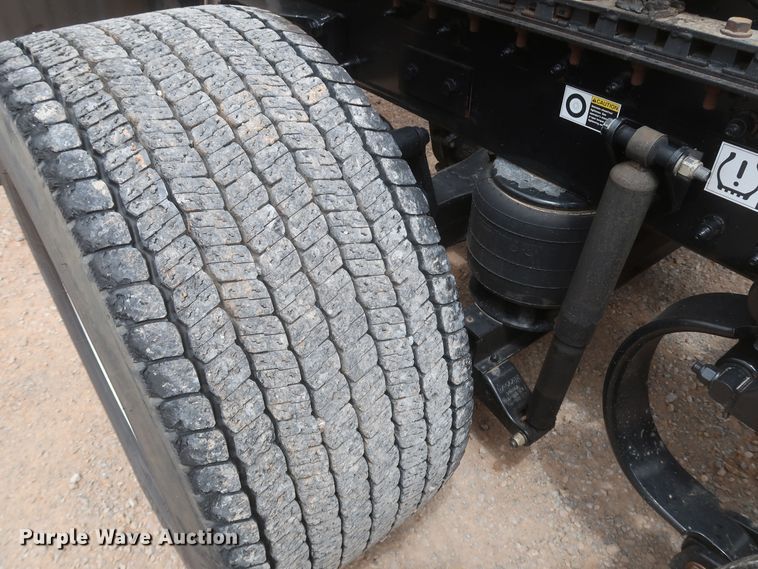 image for item KR9811 2015 Peterbilt 579  semi truck