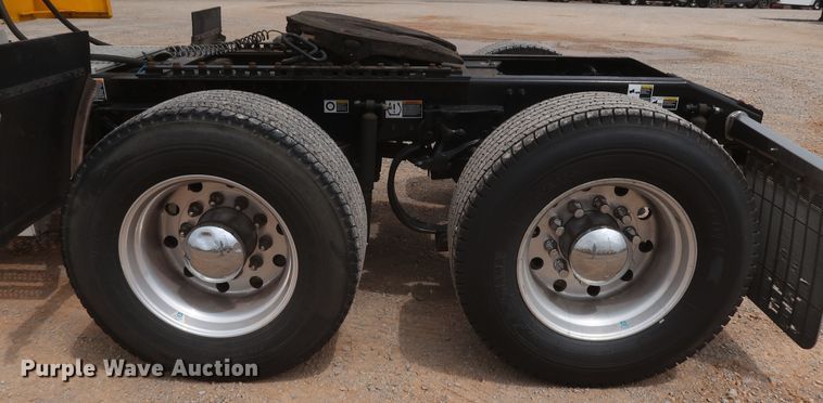 image for item KR9811 2015 Peterbilt 579  semi truck