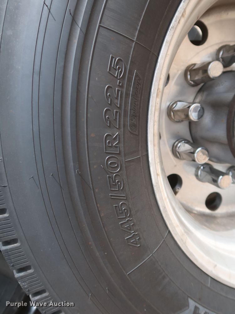 image for item KR9811 2015 Peterbilt 579  semi truck