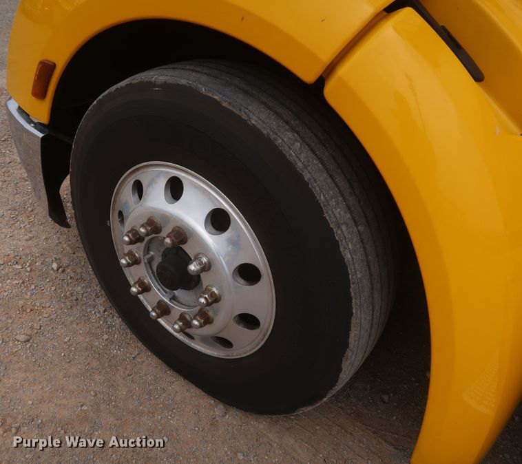 image for item KR9811 2015 Peterbilt 579  semi truck
