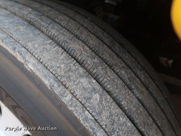 image for item KR9811 2015 Peterbilt 579  semi truck