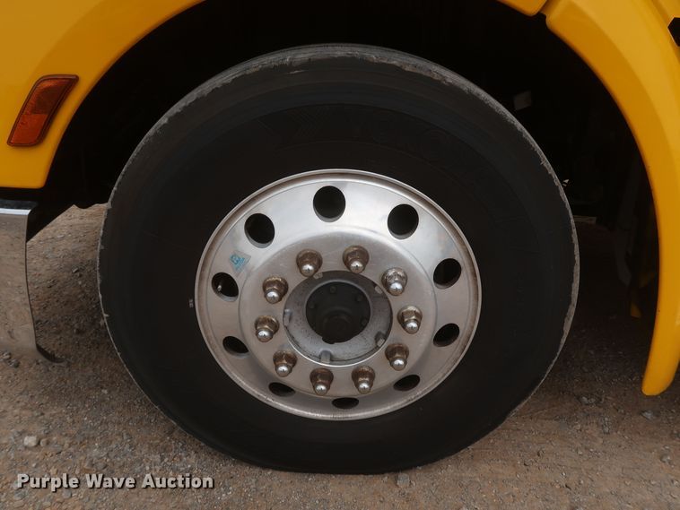 image for item KR9811 2015 Peterbilt 579  semi truck