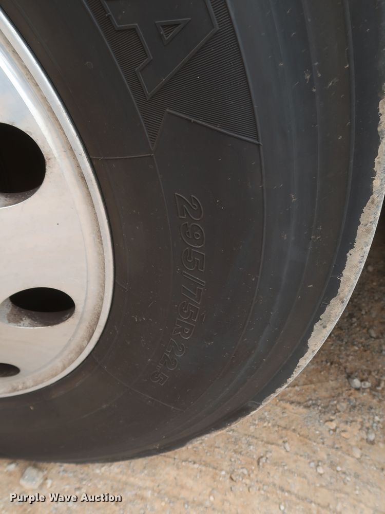 image for item KR9811 2015 Peterbilt 579  semi truck