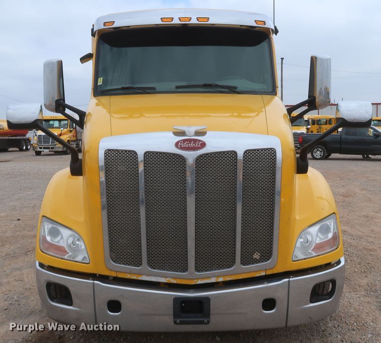 image for item KR9812 2016 Peterbilt 579  semi truck