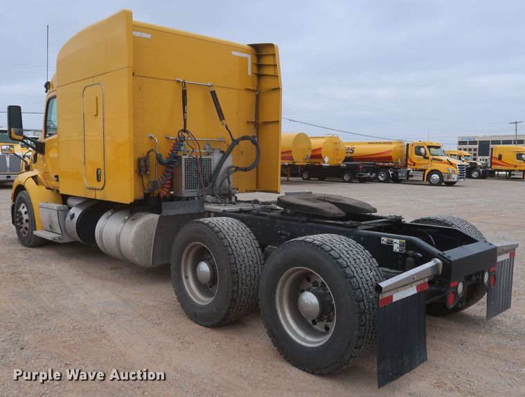 image for item KR9812 2016 Peterbilt 579  semi truck