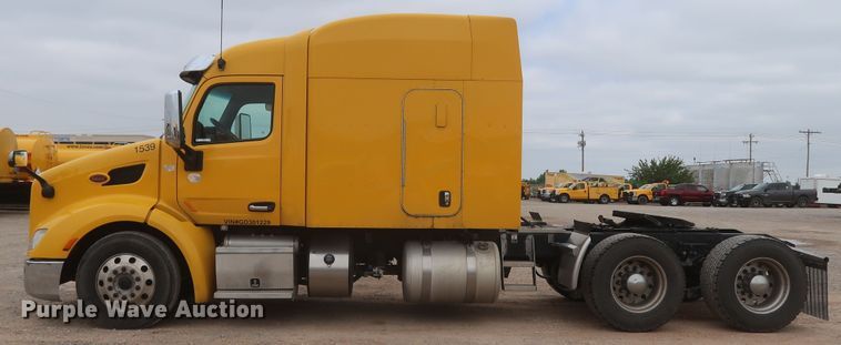 image for item KR9812 2016 Peterbilt 579  semi truck