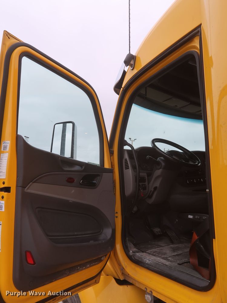 image for item KR9812 2016 Peterbilt 579  semi truck