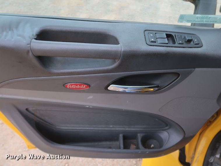 image for item KR9812 2016 Peterbilt 579  semi truck