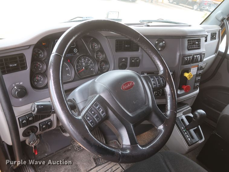 image for item KR9812 2016 Peterbilt 579  semi truck