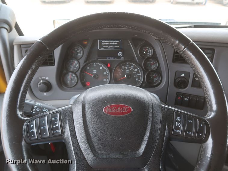 image for item KR9812 2016 Peterbilt 579  semi truck