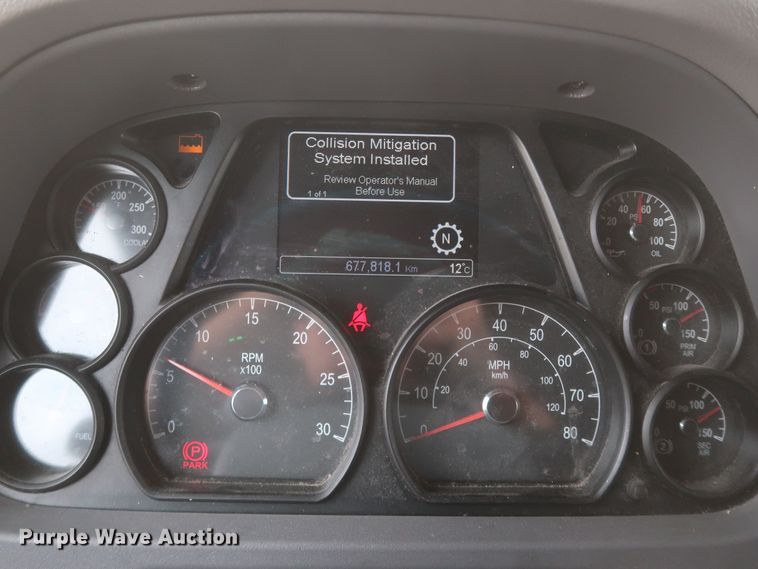 image for item KR9812 2016 Peterbilt 579  semi truck