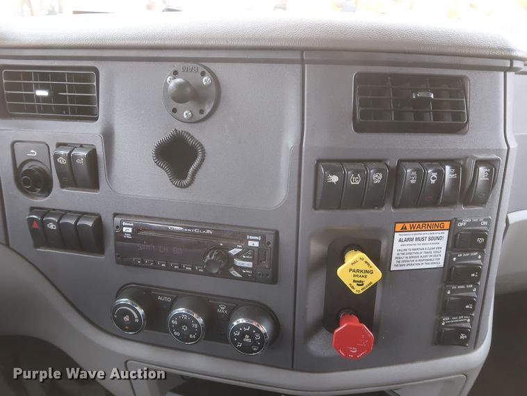 image for item KR9812 2016 Peterbilt 579  semi truck