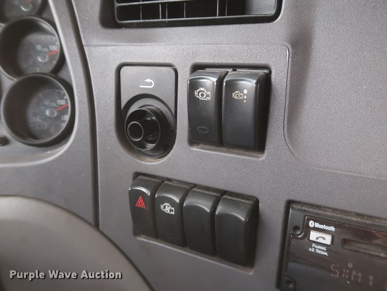 image for item KR9812 2016 Peterbilt 579  semi truck