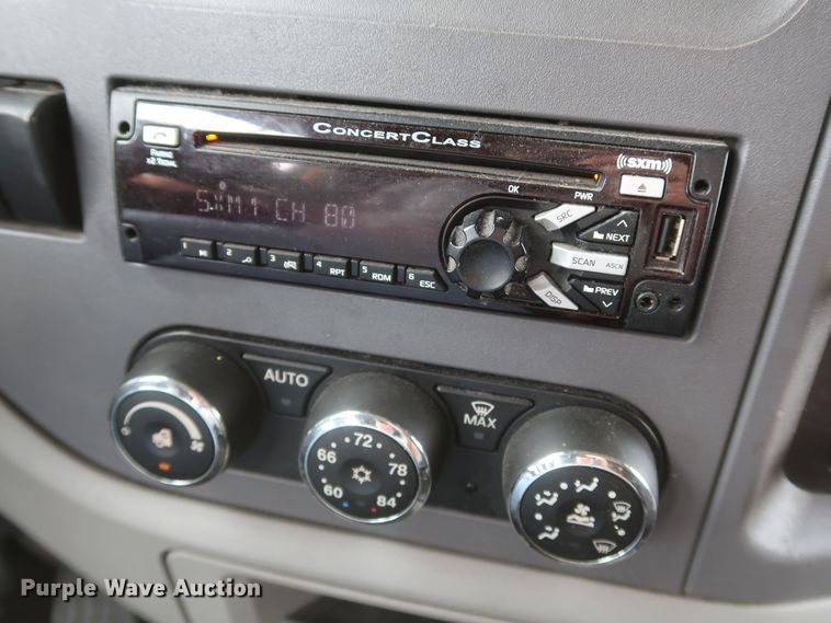 image for item KR9812 2016 Peterbilt 579  semi truck