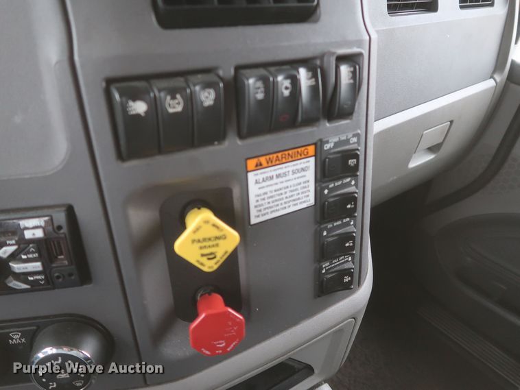 image for item KR9812 2016 Peterbilt 579  semi truck