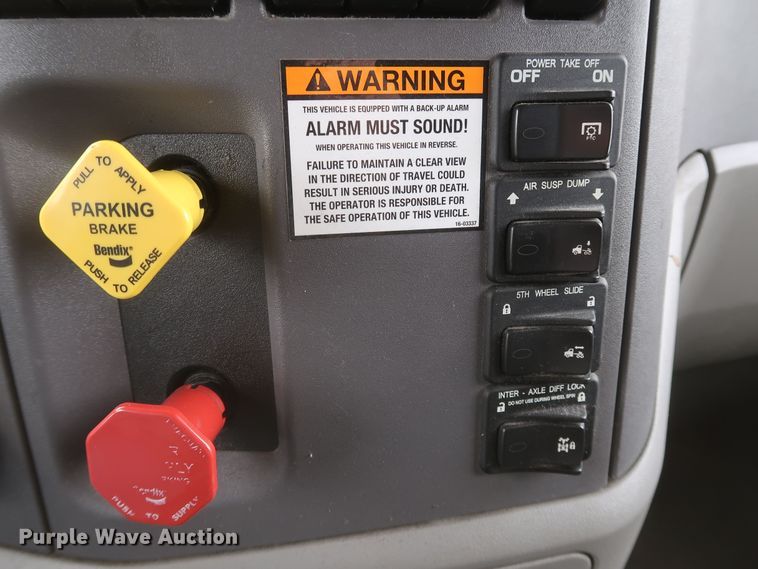 image for item KR9812 2016 Peterbilt 579  semi truck