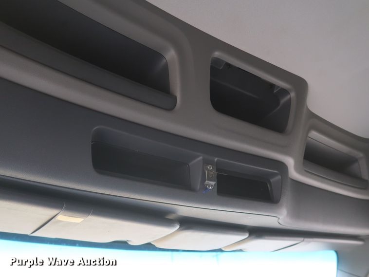 image for item KR9812 2016 Peterbilt 579  semi truck