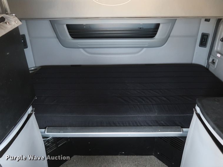 image for item KR9812 2016 Peterbilt 579  semi truck