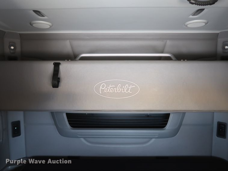 image for item KR9812 2016 Peterbilt 579  semi truck